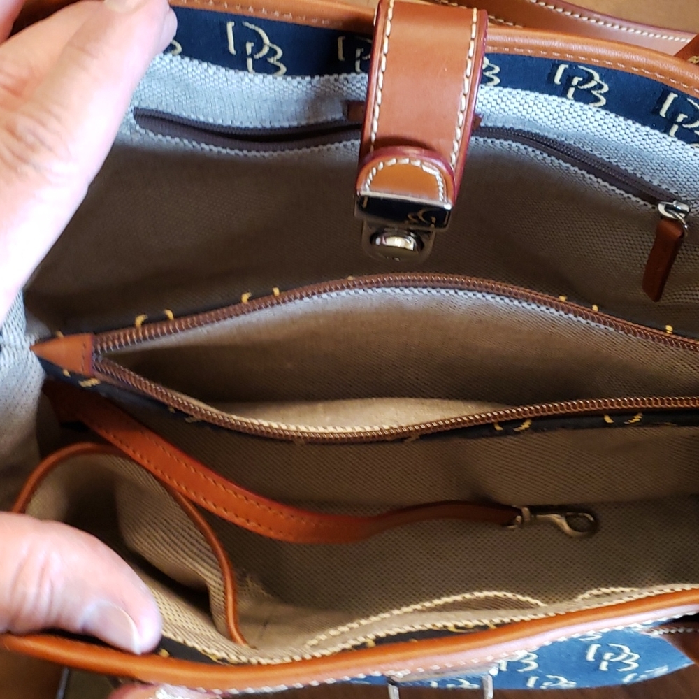 Classic Black and Tan Canvas Shoulder Bag - Picture 5 of 9